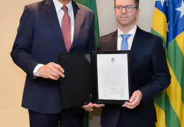 Governador Ronaldo Caiado e o médico Rasível dos Santos, durante solenidade, em Goiânia: objetivo é ampliar ações em saúde