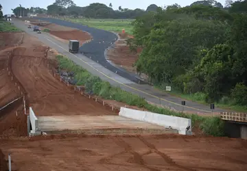 Conclusão da ponte sobre o Córrego Bonsucesso, nas obras de duplicação da GO-010, entre Goiânia e Senador Canedo
