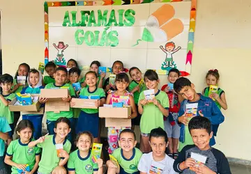 Estudantes com kits de materiais escolares do Programa AlfaMais Goiás: alegria e maior interesse pelo aprendizado