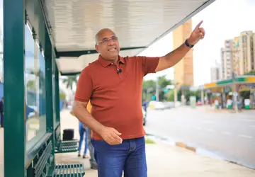 Prefeito Rogério vistoria instalação do primeiro ponto de ônibus do Programa Centraliza