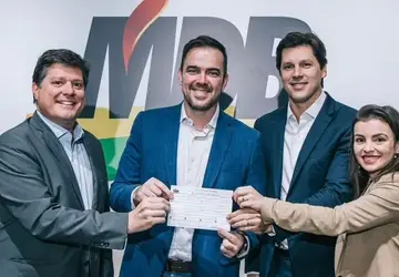 Em Brasília DF, o ex prefeito de Aparecida de Goiânia Gustavo Mendanha assina ficha de filiação de volta para o MDB, no testemunho de Daniel Vilela e Marussa Boldrini 