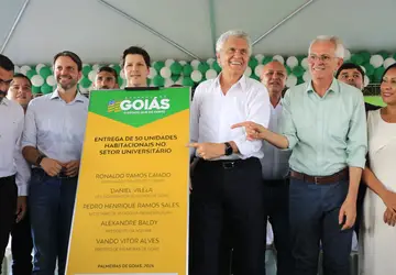 Governador Ronaldo Caiado realiza entrega de casas, em Palmeiras de Goiás 