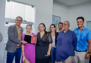Prefeito Marcelo Paiva, 1ª dama Susana entregando placa de homenagem a familiares de Laila Beatriz Miranda Guimarães