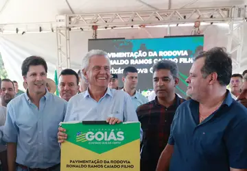 Ao lado de auxiliares e lideranças locais, governador Ronaldo Caiado inaugura asfalto da GO-336: 