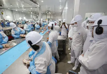 Trabalhadores de frigorífico de Inhumas, a 40 quilômetros de Goiânia: renda aquece a economia