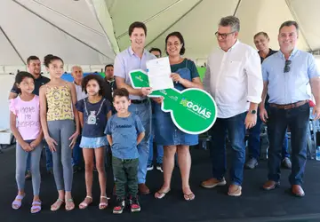 Chaiane Alves Oliveira recebe chave da nova casa das mãos do vice-governador Daniel Vilela e do prefeito Vinícius Terin