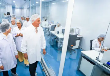 Governador Ronaldo Caiado visita indústria farmacêutica, no Distrito Agroindustrial (DAIA) de Anápolis. Indústria registrou aumento de 2.463 novos empregados