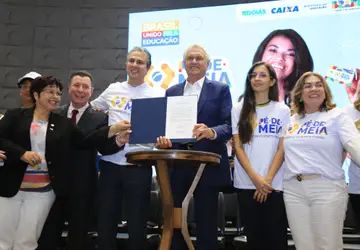Ronaldo Caiado, Camilo Santana e demais autoridades no lançamento do programa Pé-de-Meia em Goiás: incentivo para conclusão do ensino médio