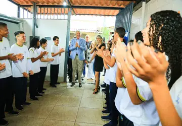 Governo de Goiás investe em programas de alfabetização de adultos: educação como ferramenta de transformação social