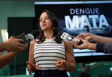 Superintendente de Vigilância em Saúde da SES, Flúvia Amorim, anuncia ampliação da vacinação contra a dengue para todo o Estado 