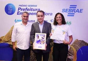 Secretária de Turismo e Cultura de Cristalina, Luciana Passos, ao lado do prefeito Daniel Sabino Vaz recebendo o Prêmio pelo 