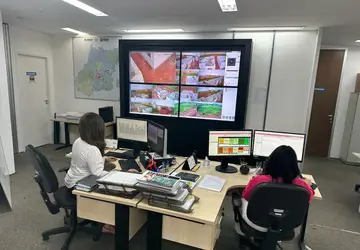 Sala de monitoramento de obras instalada na Agehab. Imagens em tempo real vão acompanhar o andamento das obras