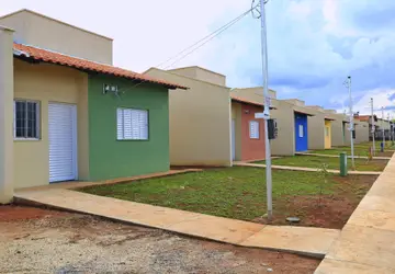 Em Orizona, governador Ronaldo Caiado entrega casas a famílias em situação de vulnerabilidade social: moradia e escritura de graça