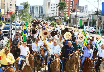 Governador Ronaldo Caiado participa da abertura do 1º Encontro de Comitivas em Goiás e desfile de muladeiros pelas ruas da capital: 