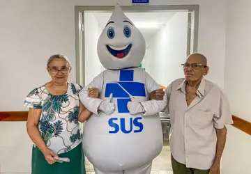 Casal de idosos aproveitou Dia D para se vacinar contra gripe, na presença do Zé Gotinha 