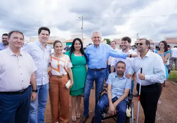 Caiado, Daniel, Rita e aliados com beneficiários do programa Para Ter Onde Morar da Agehab, Seinfra e parceria da Prefeitura de Itaberaí 