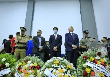 Governador Ronaldo Caiado e vice Daniel Vilela vão ao velório de policiais militares mortos em acidente de trânsito: momento de comoção