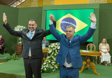 Três Ranchos: Emoção e presença popular marcam posse de Haroldinho Calaça Coelho como prefeito 