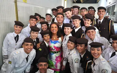 Em Anápolis, Gracinha participa de evento em celebração ao Dias das Mães em colégio campeão do Ideb goiano
