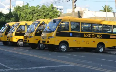 Caldas Novas: Gestão Kleber Marra entrega 4 ônibus escolares 0 km à população caldasnovense 