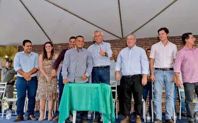 Em Piranhas, Ronaldo Caiado anuncia construção de 40 casas, obras de infraestrutura e reconstrução de escola