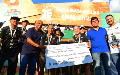 Goiânia: Prefeito Rogério Cruz entrega troféus para equipes campeãs da etapa goiana da Taça das Favelas no Estádio Antônio Aciolly 