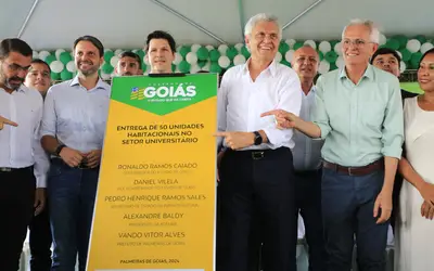Em Palmeiras de Goiás: Ronaldo Caiado, Daniel Vilela, Alexandre Baldy e Vando Vitor entregam 50 casas a custo zero