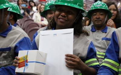 Mulher lidera turma de formandos da Escola de Eletricistas em Goiás