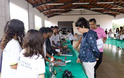 Aparecida de Goiânia: Estudantes da Escola Estadual João Barbosa Reis, no bairro Madre Germana, produzem brinquedos e até roupas usando objetos descartados no lixo