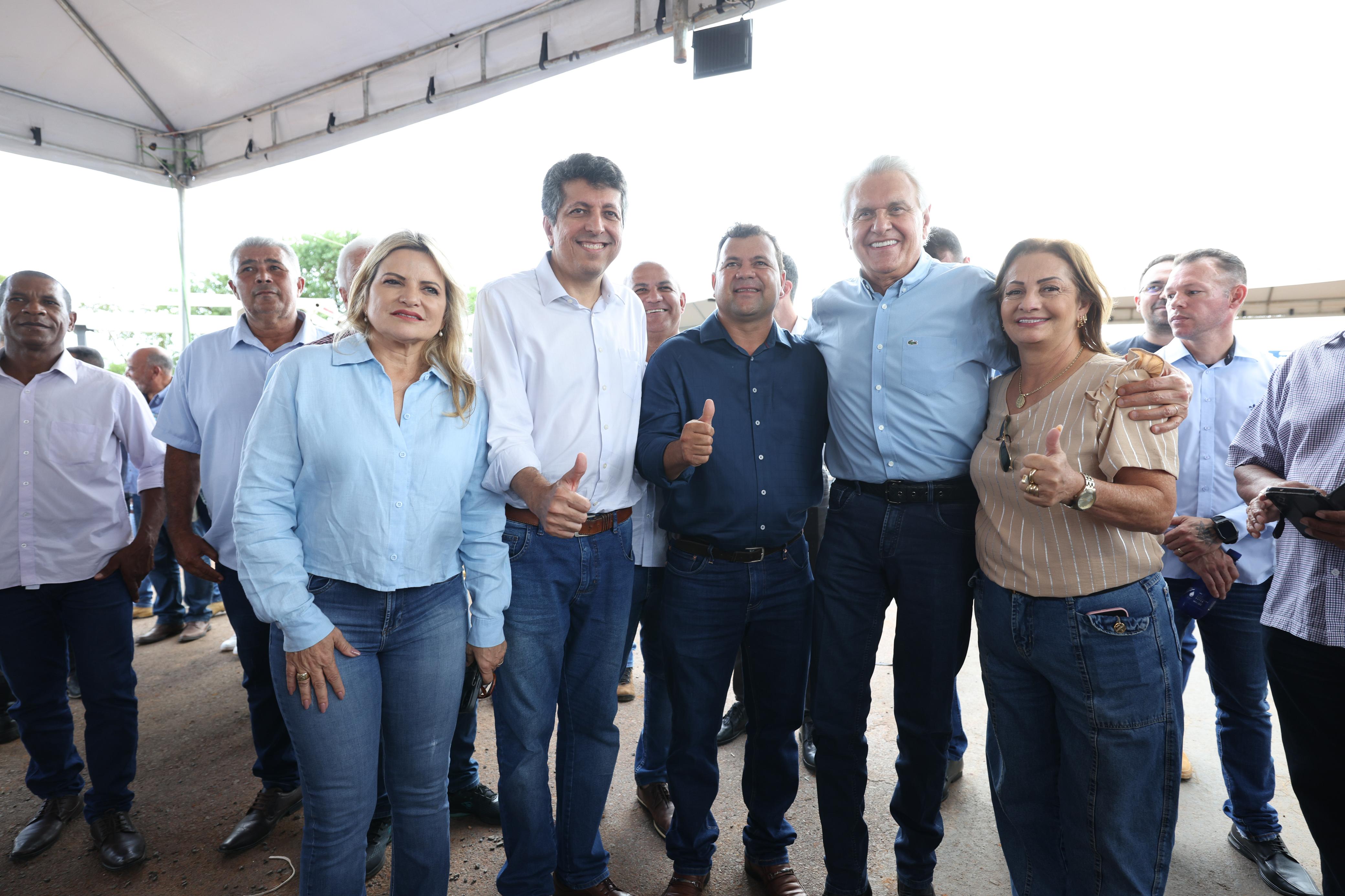 Ronaldo Caiado entrega asfalto da GO-591, entre Cabeceiras e a divisa com Minas Gerais