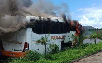 Caldas Novas: Ônibus pega fogo em frente a Barreira da Polícia Rodoviária e PMs resgatam 25 passageiros