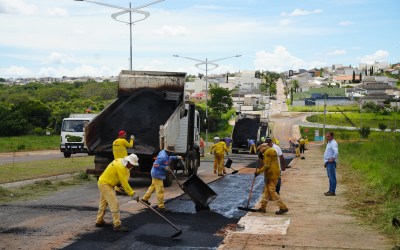 Catalão: Secretarias de Engenharia, Produção e de Transportes mobilizam frentes de serviços de limpeza urbana e tapa-buracos que atende os bairros da cidade