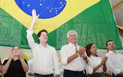 Caiado, Gracinha, Daniel e Gavioli entregam 17,6 mil novos cartões do Bolsa Uniforme a estudantes de CEPMGs